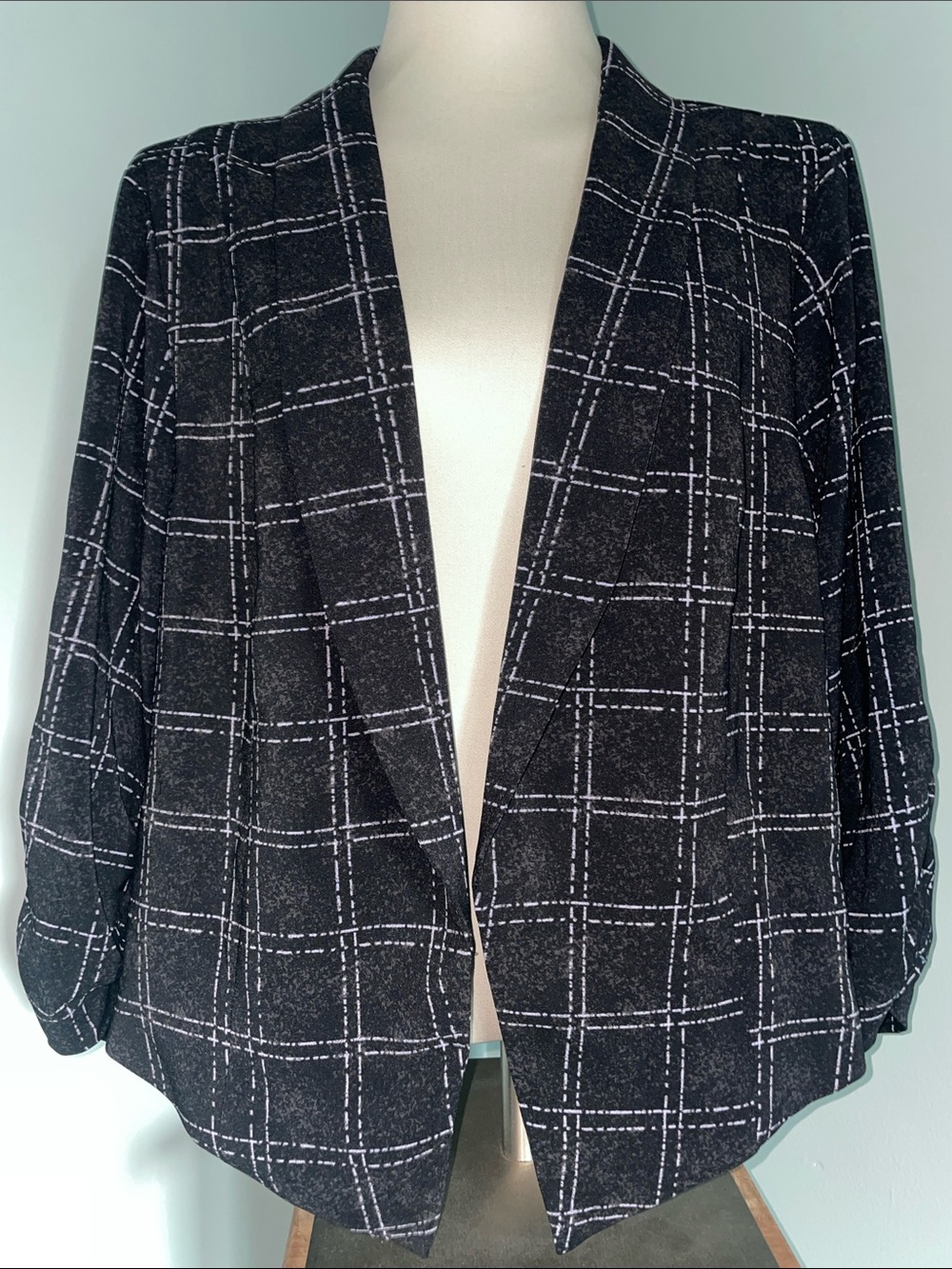 NWT torrid Black Plaid Open-Front Cardigan. Size 3/3X/22-24. 3/4 Sleeve.